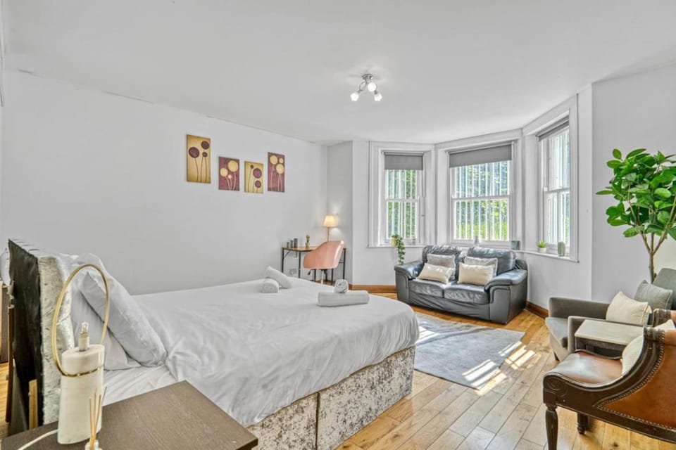Bed, TV and multimedia, Living room, Photo of the whole room, Seating area, Bedroom
