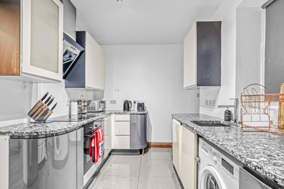 Coffee/tea facilities, Kitchen or kitchenette, oven, stove, toaster