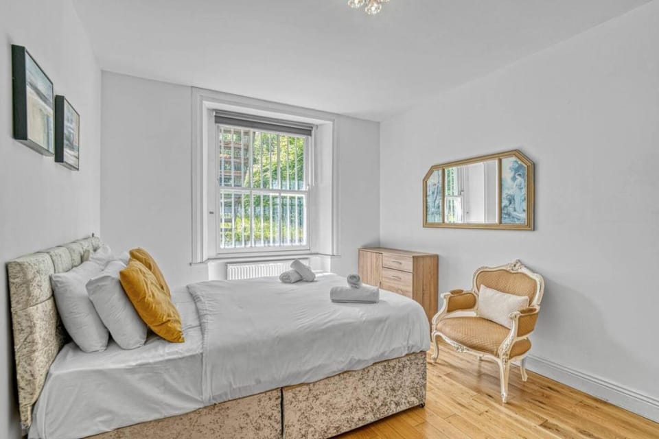 Bed, View (from property/room), Living room, Photo of the whole room, Seating area, Bedroom, heating