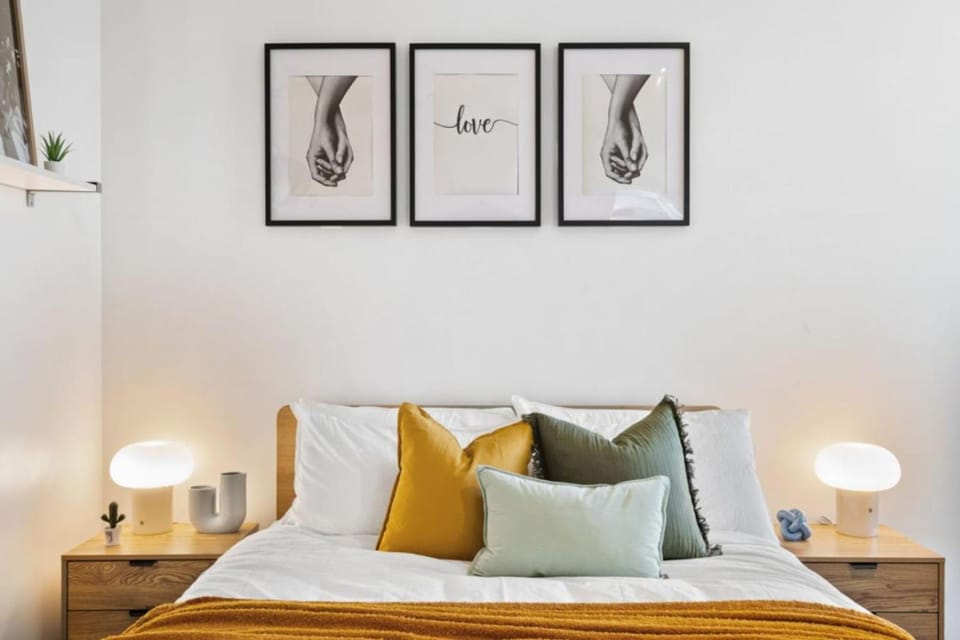 Bed, Photo of the whole room, Decorative detail, Bedroom