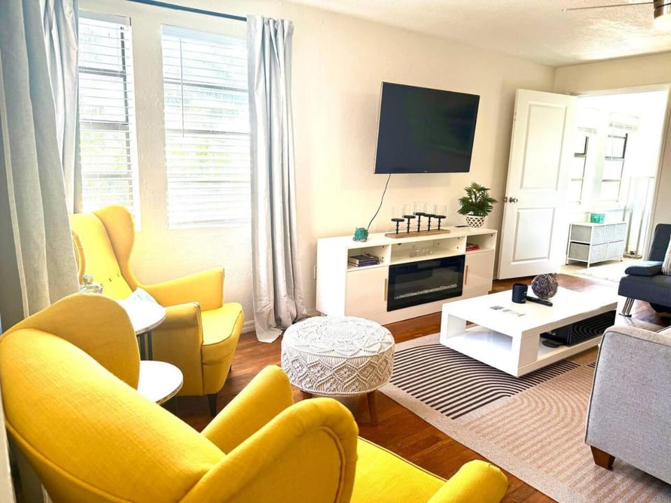 Living room, Seating area, Evening entertainment