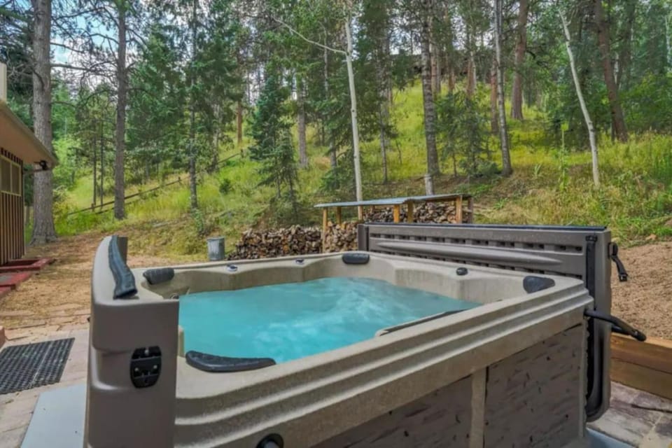 Serenity Pines Hideaway w HotTub House in Cascade-Chipita Park