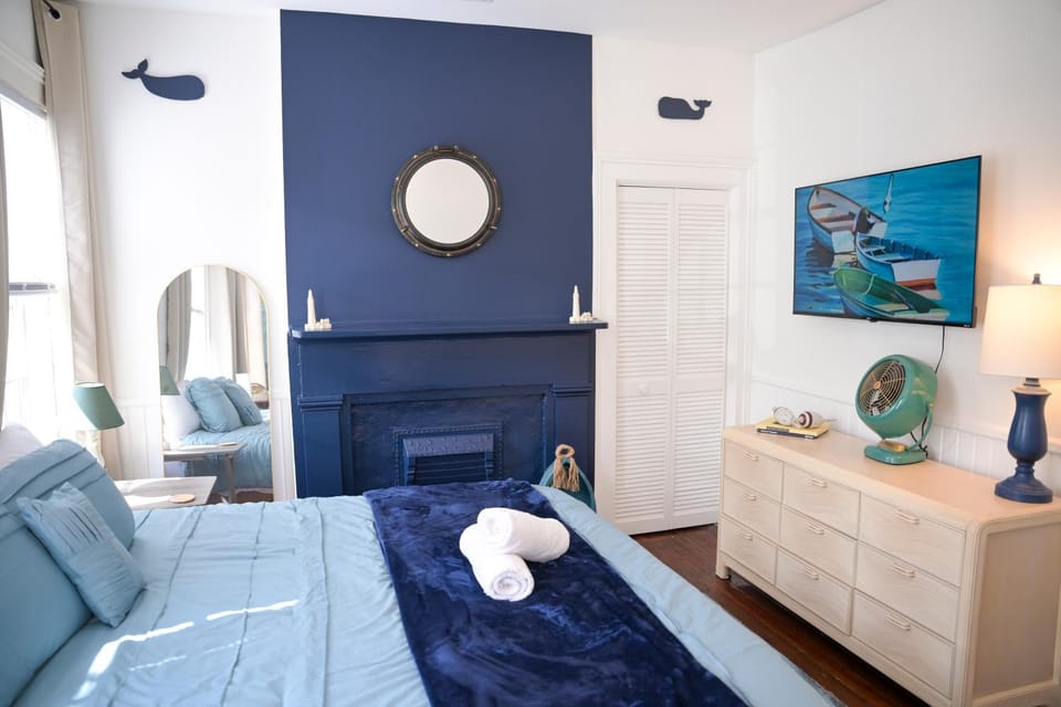 The Maiden Voyage - Themed Getaway, Steps to Forsyth, King Bed, Grill, Games, Picnic Basket Apartment in Savannah