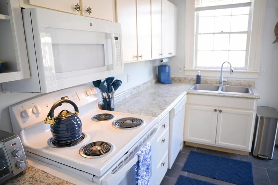 The Maiden Voyage - Themed Getaway, Steps to Forsyth, King Bed, Grill, Games, Picnic Basket Apartment in Savannah