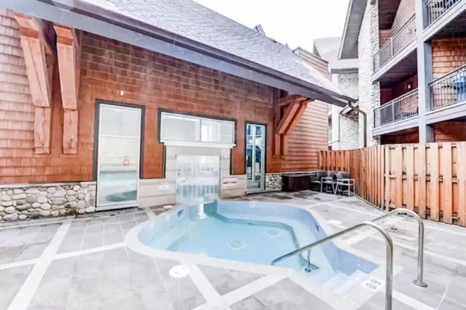 Chic Rockies Getaway - Pool & Hot Tub - King Bed - BBQ! Apartment in Canmore