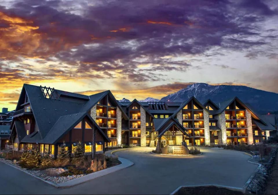 Chic Rockies Getaway - Pool & Hot Tub - King Bed - BBQ! Apartment in Canmore