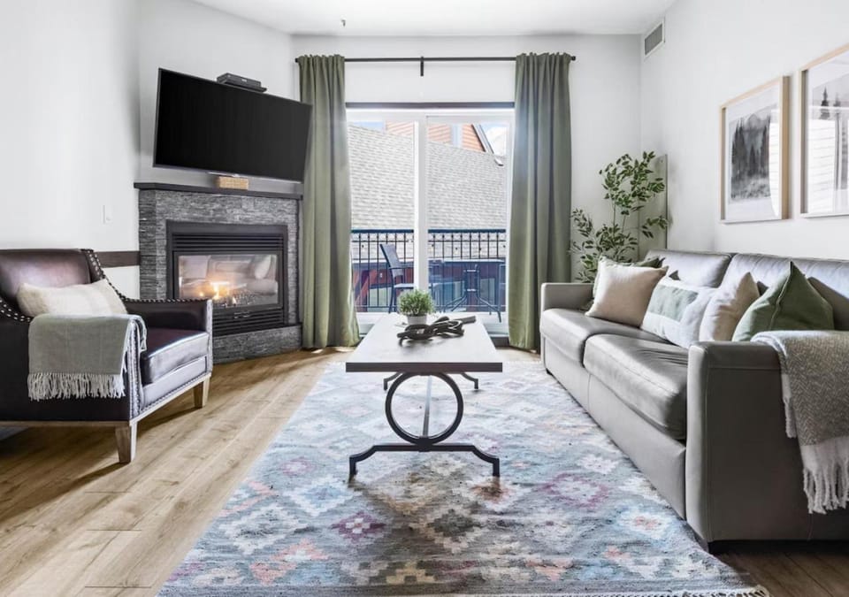 Chic Rockies Getaway - Pool & Hot Tub - King Bed - BBQ! Apartment in Canmore