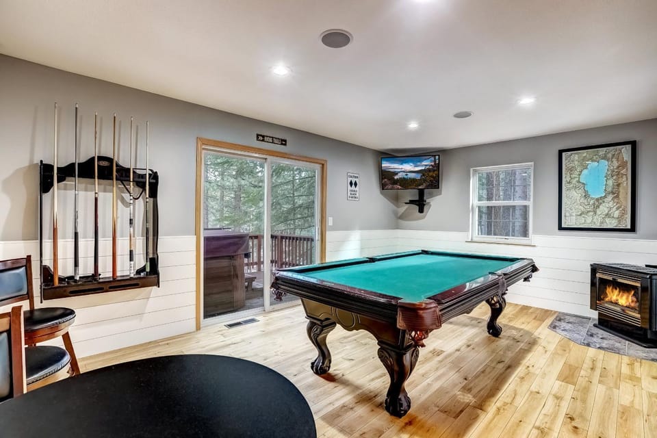 Nestled Pines Retreat Hot Tub Pool Tahoe Foosball More House in South Lake Tahoe