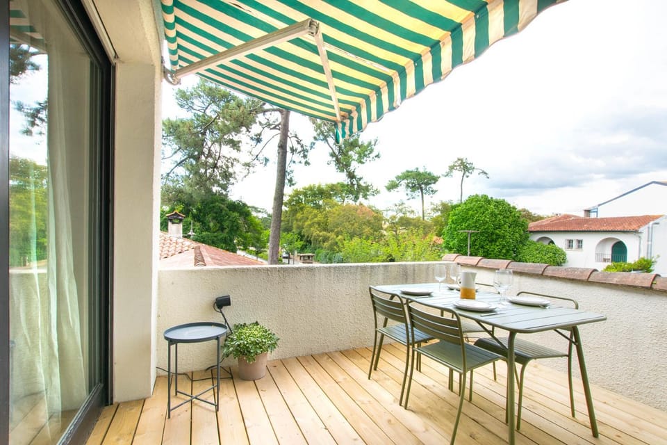 Spring, Day, View (from property/room), Balcony/Terrace, Balcony/Terrace, Dining area