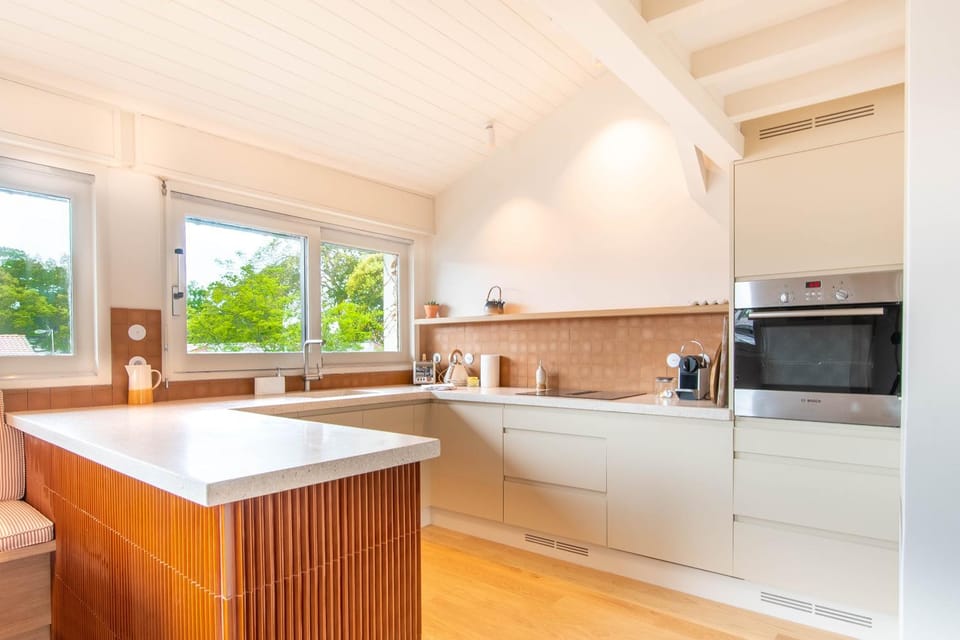 Kitchen or kitchenette, dishwasher, stove