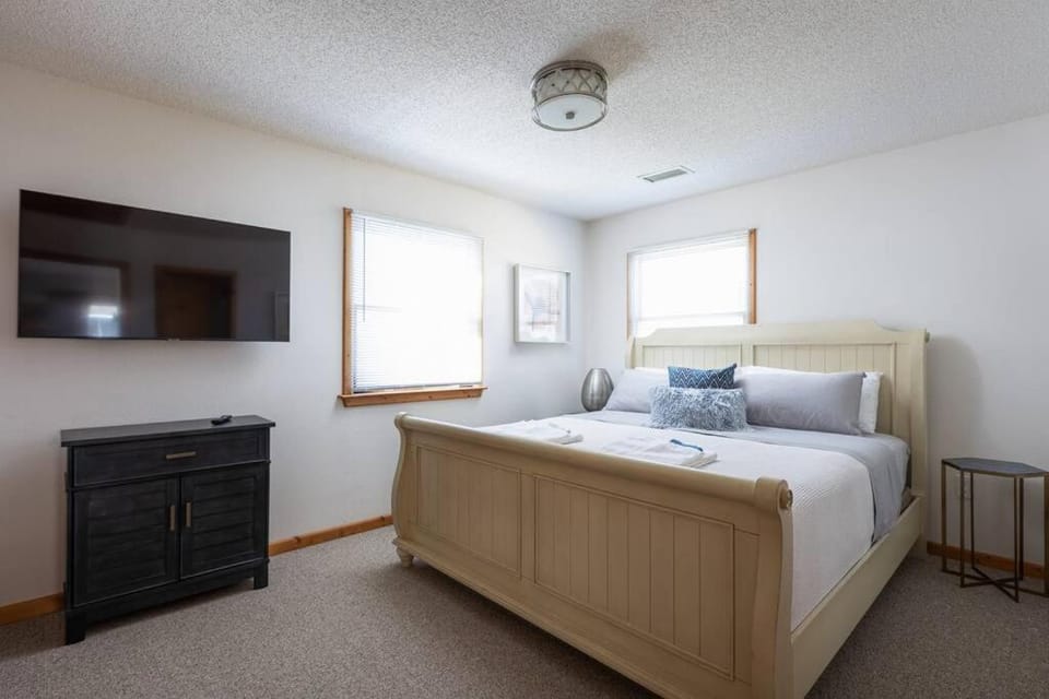1-Min walk to Beach Ocean Views Hot Tub House in Corolla