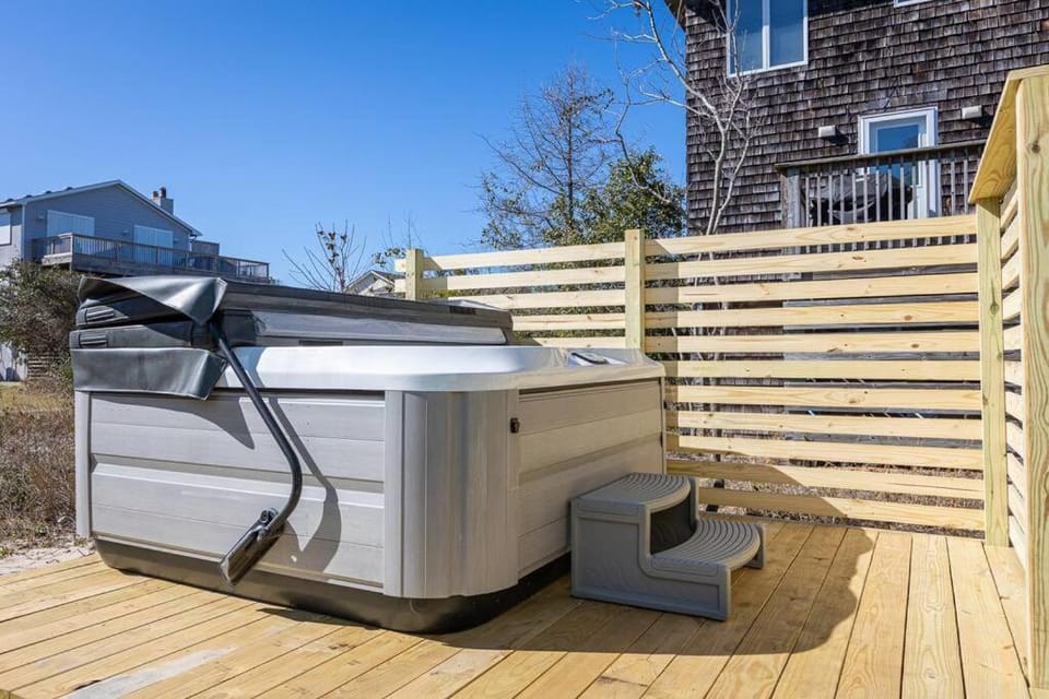 1-Min walk to Beach Ocean Views Hot Tub House in Corolla