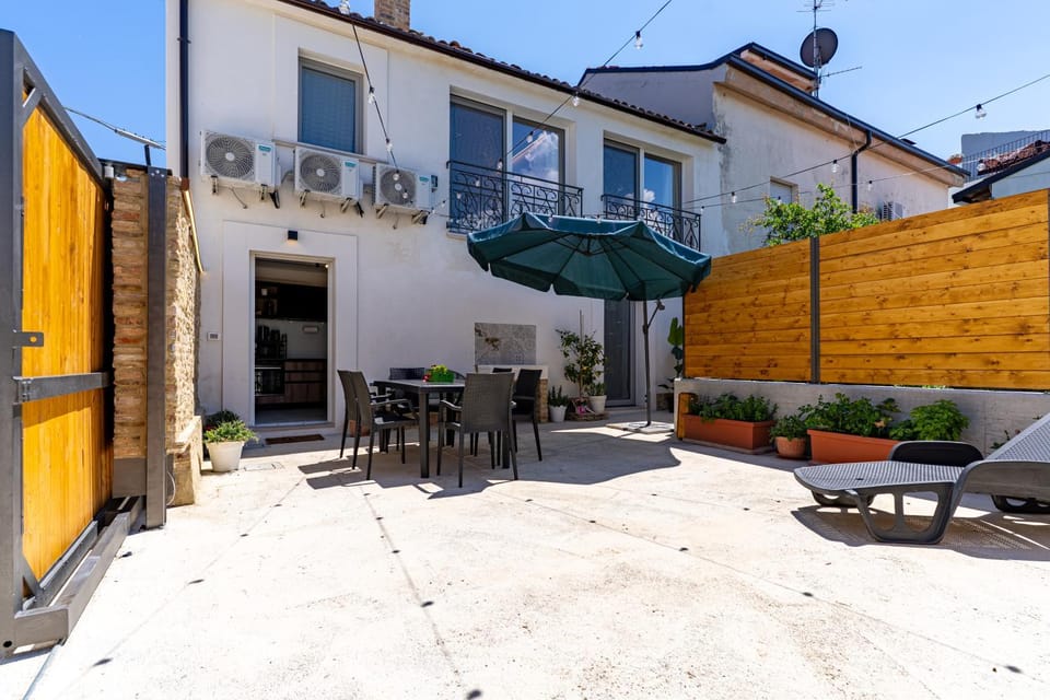 Property building, Patio, Day, Garden, Dining area, sunbed