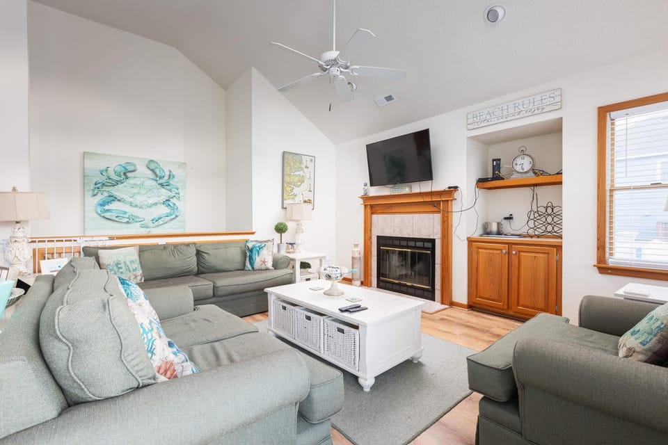 Steps to Beach Hot Tub and Community Pool Access House in Corolla