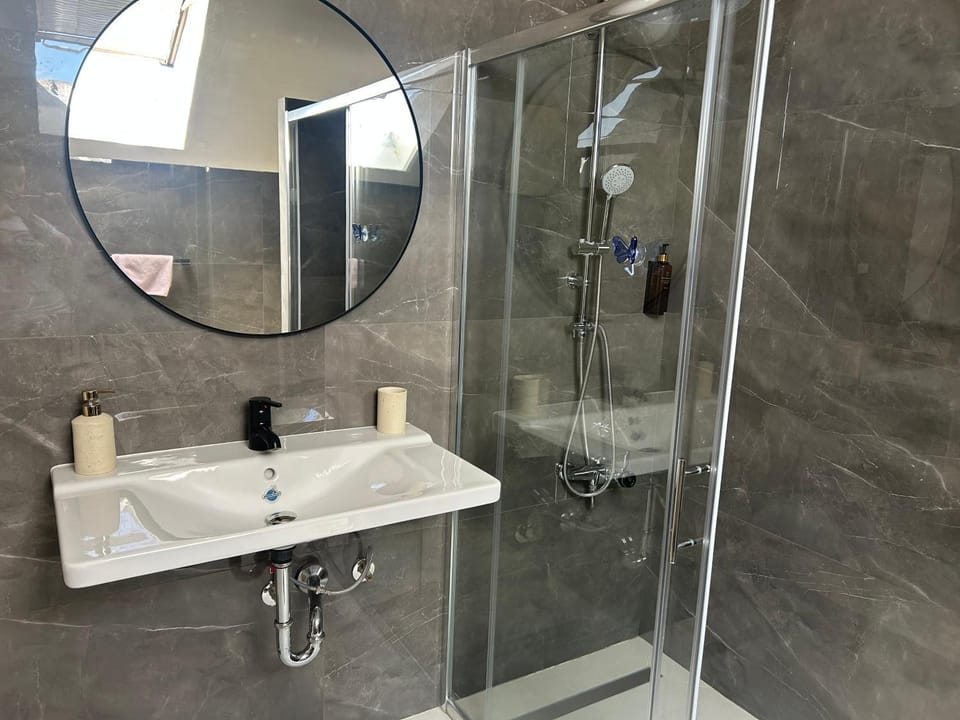 Near airport Zagreb 3, WiFi, Netflix, Self check in Apartment in Slovenia