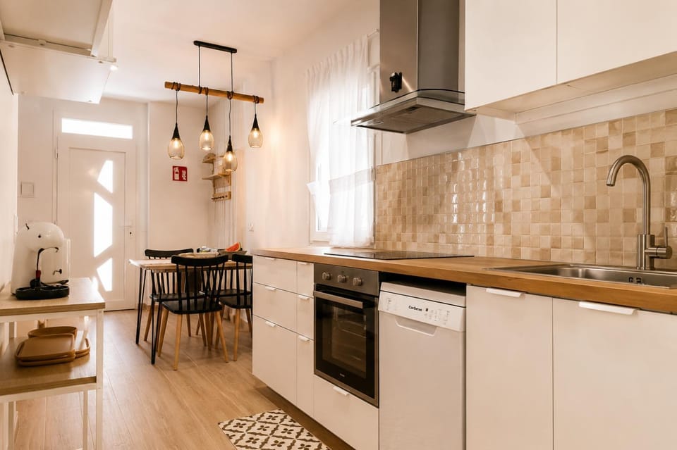 Kitchen or kitchenette, Photo of the whole room, Dining area