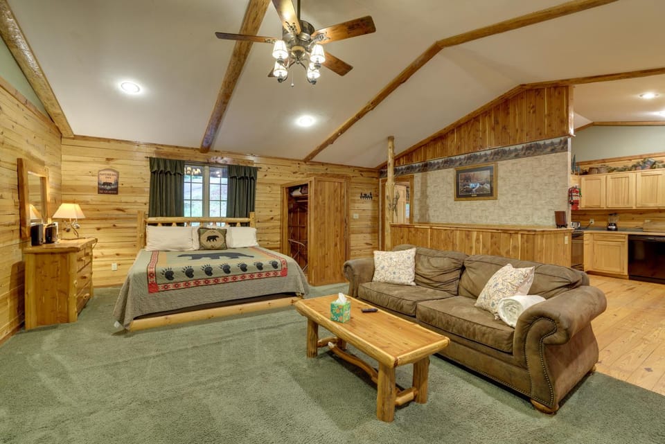 4 Mi to Marina Cozy Log Cabin in Eureka Springs! Cabin in Beaver Lake