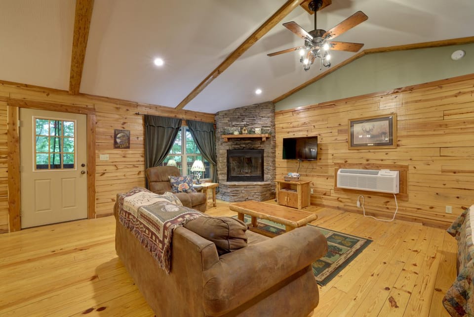4 Mi to Beaver Lake Peaceful Log Cabin with Deck! Cabin in Beaver Lake