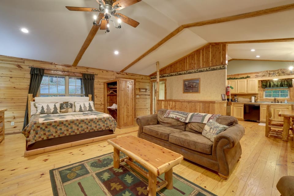 4 Mi to Beaver Lake Peaceful Log Cabin with Deck! Cabin in Beaver Lake