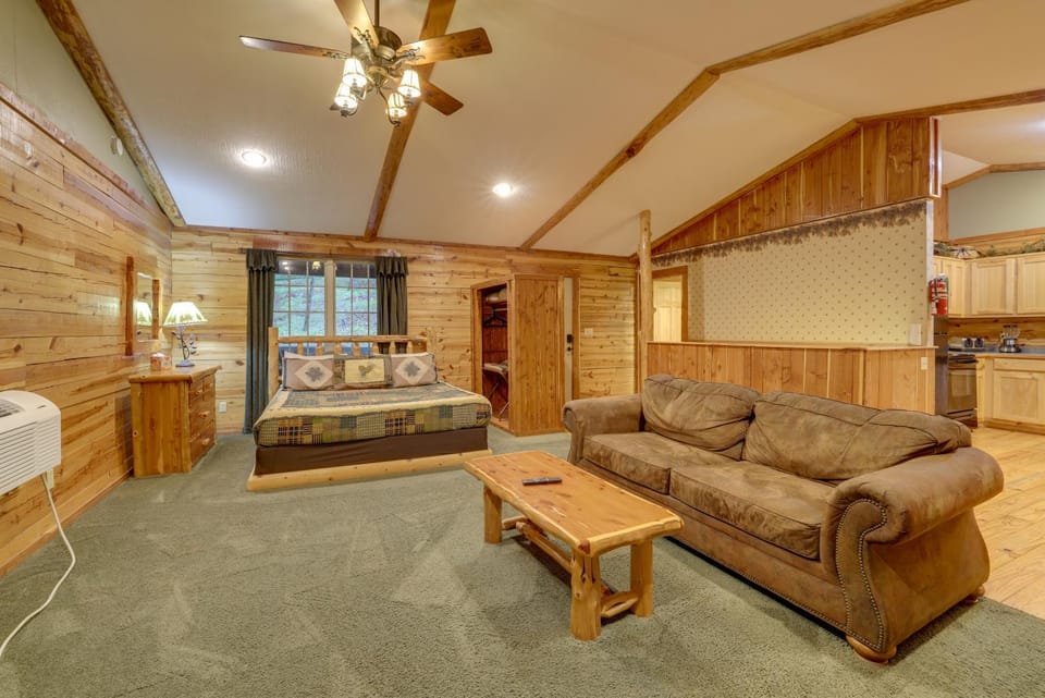 4 Mi to Lake Wooded Log Cabin in Eureka Springs! Cabin in Beaver Lake