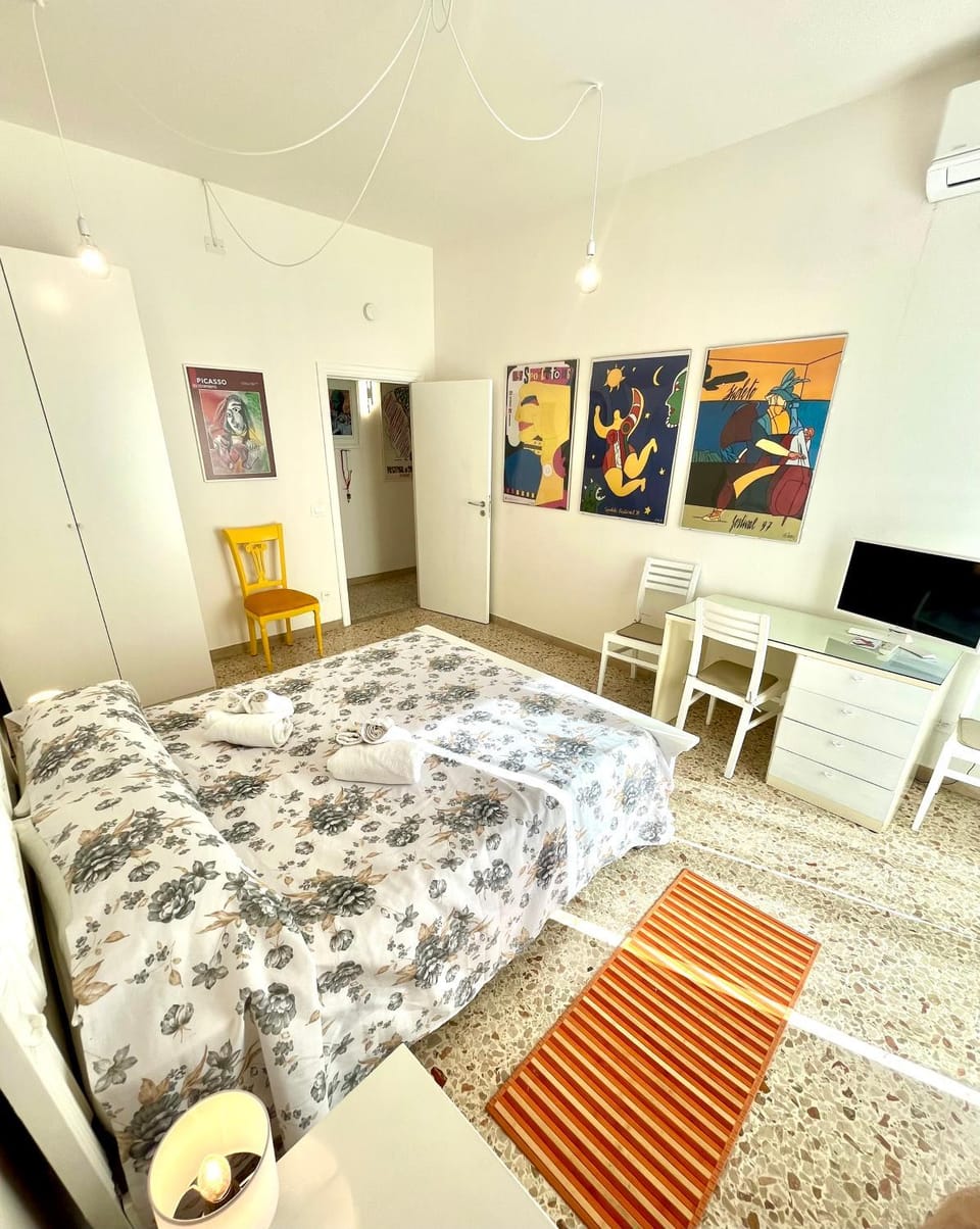 Bed, Kitchen or kitchenette, Living room, Photo of the whole room, Seating area, Dining area, Bedroom, wardrobe