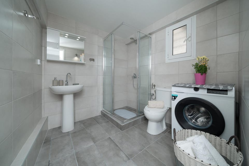 Shower, Toilet, towels, washing machine