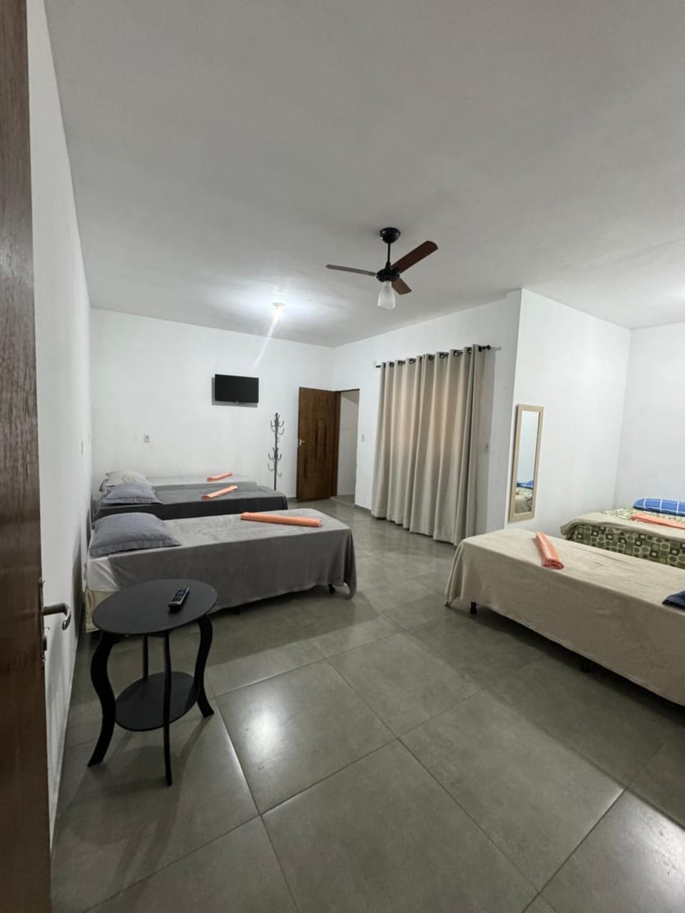 Bed, TV and multimedia, Photo of the whole room, Bedroom