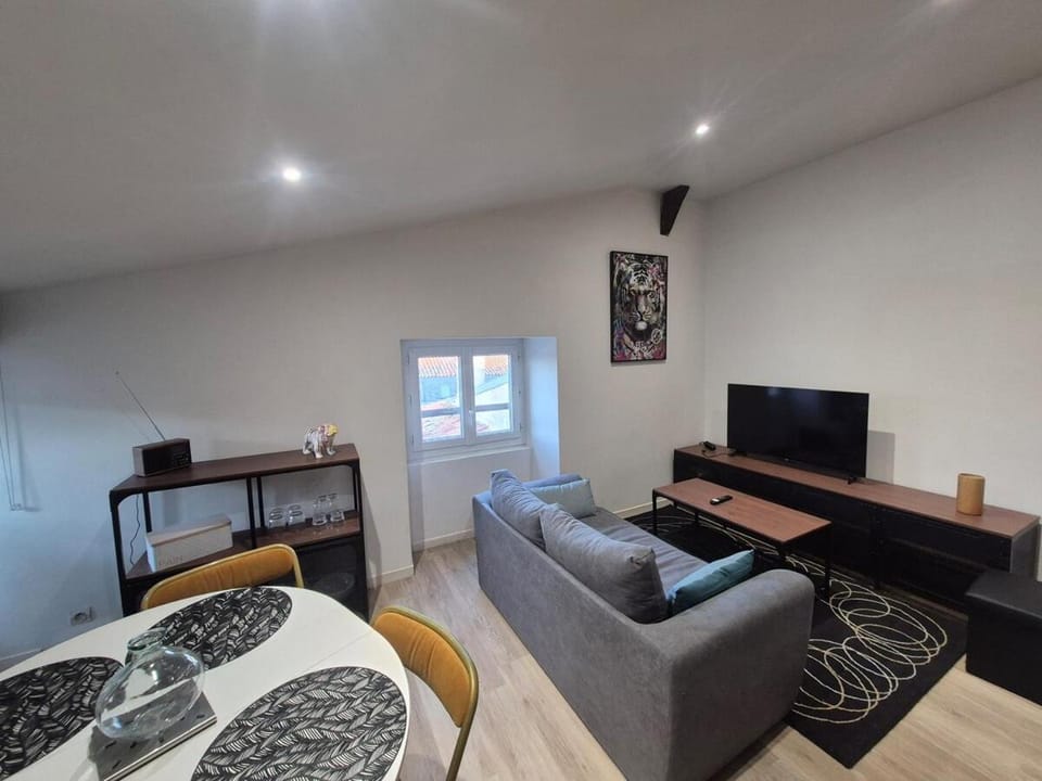Communal lounge/ TV room, TV and multimedia, Living room, Seating area, Dining area