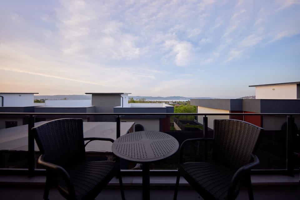 Natural landscape, Balcony/Terrace, Dining area