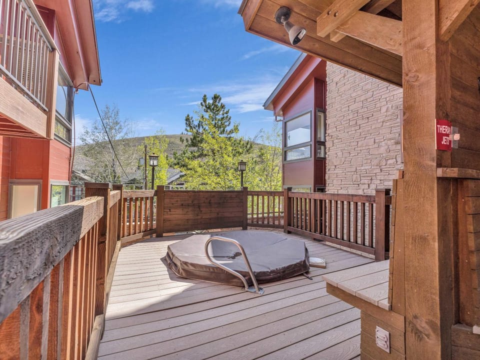 Stylish SilverCliff Condo Walk to Lift with Hot Tub House in Park City