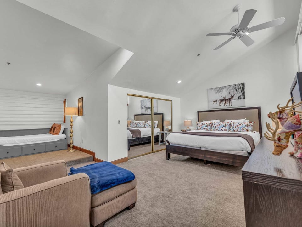 Stylish SilverCliff Condo Walk to Lift with Hot Tub House in Park City