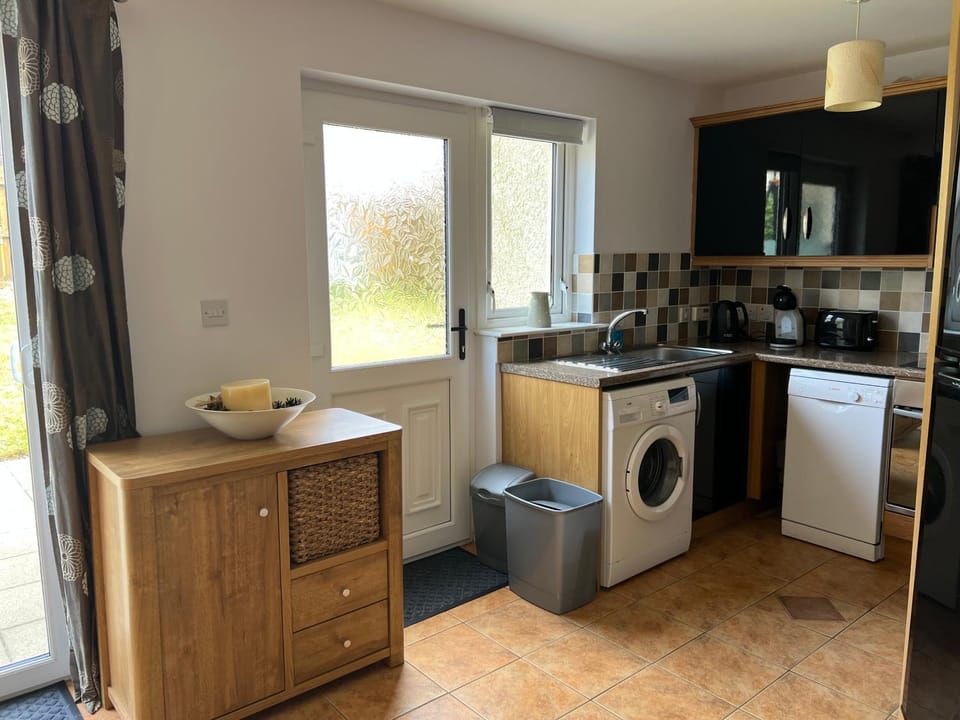 Kitchen or kitchenette, dishwasher, oven, washing machine