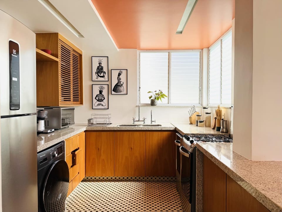 Coffee/tea facilities, Decorative detail, dishwasher, microwave, oven, stove, toaster, washing machine, dryer, kitchen
