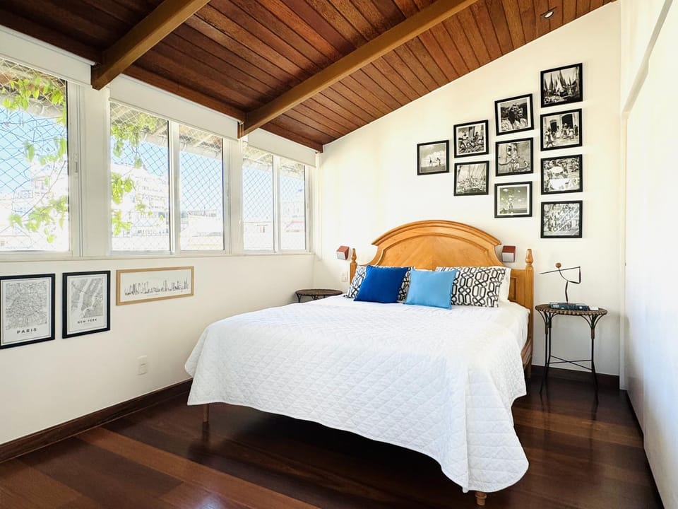 Bed, Photo of the whole room, Decorative detail, Bedroom