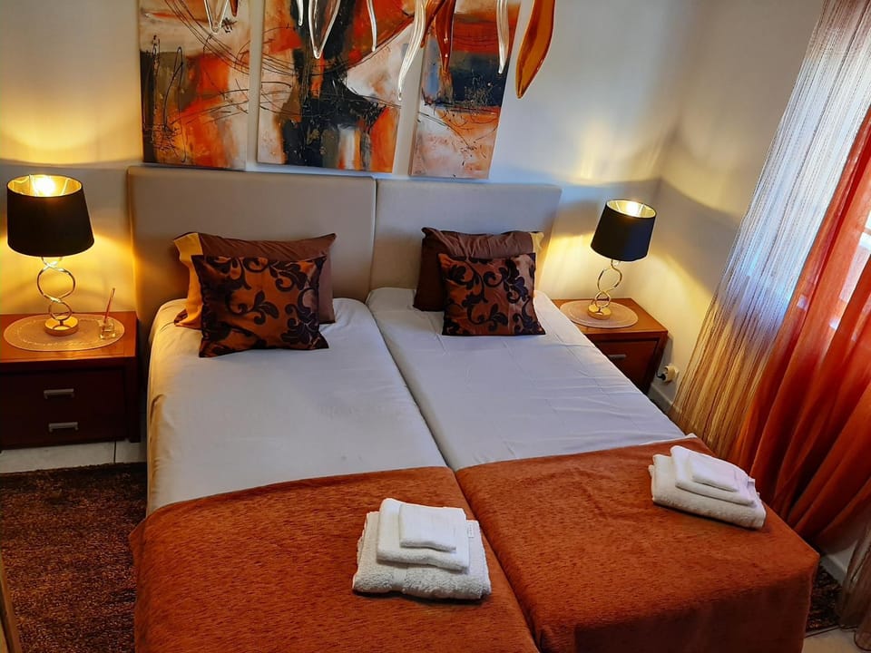 Bed, Bedroom, towels