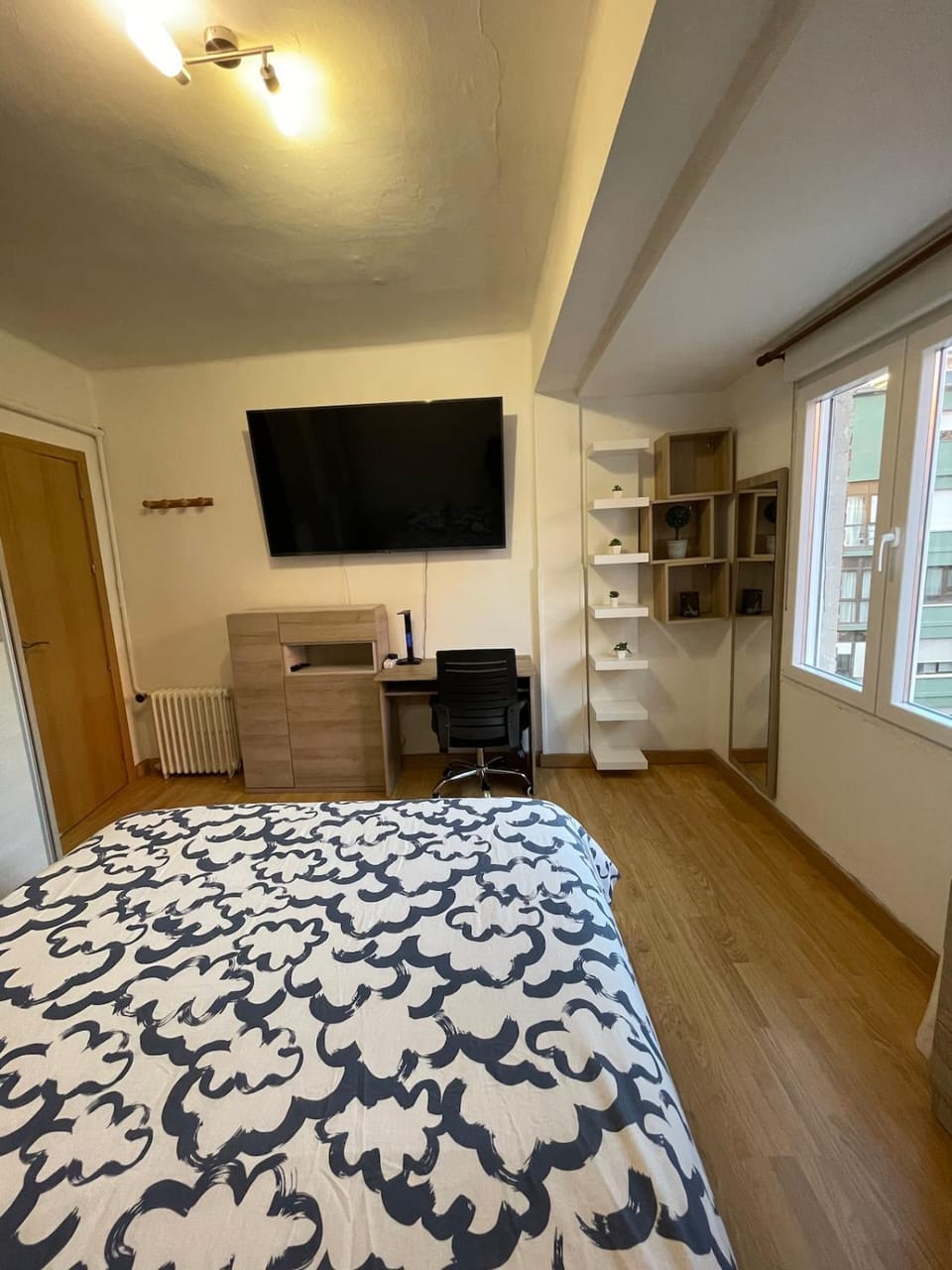 Bed, TV and multimedia, Photo of the whole room, Bedroom, wardrobe