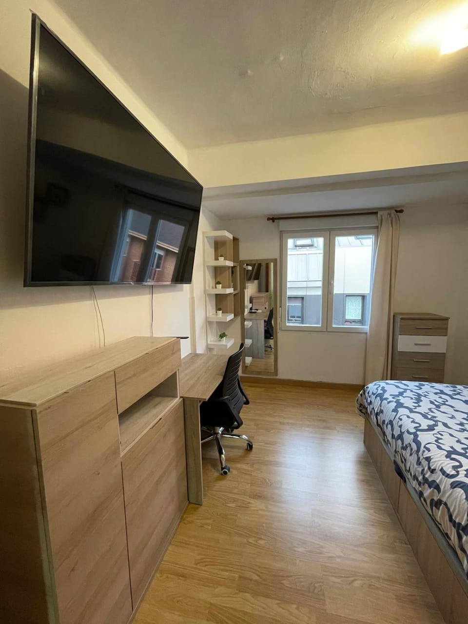 Bed, TV and multimedia, Photo of the whole room, Seating area, Bedroom