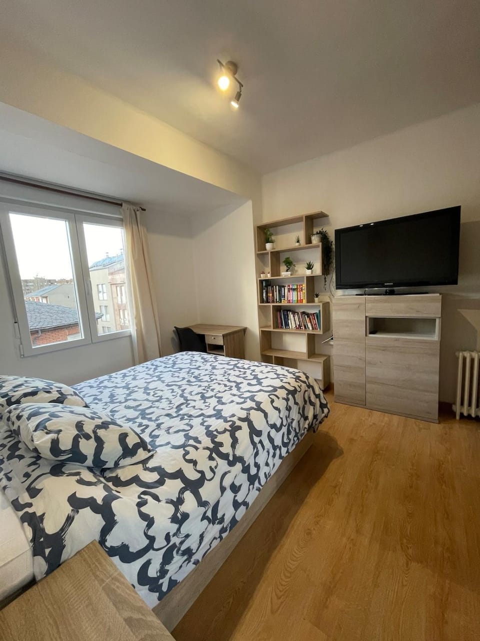 Bed, Photo of the whole room, Bedroom