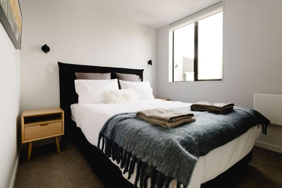 Luxe 3BR, 2Bath Townhouse w Private Garage in CBD Apartment in Wellington