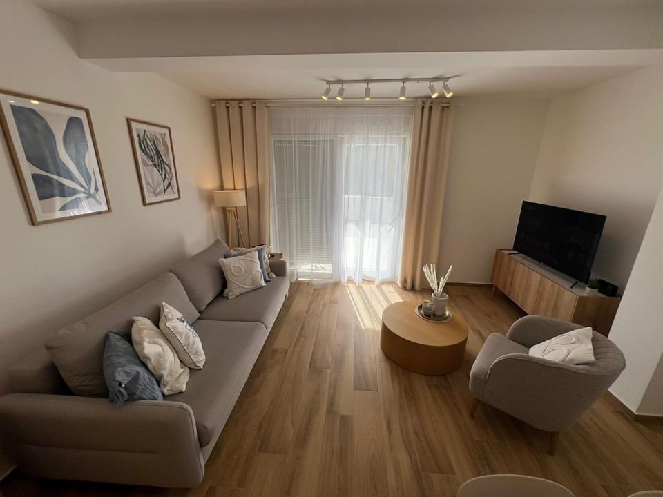 Communal lounge/ TV room, TV and multimedia, Living room