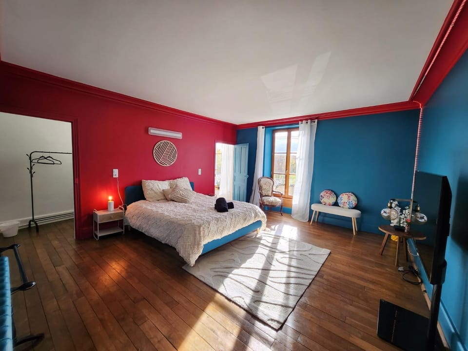 Bed, Photo of the whole room, Bedroom