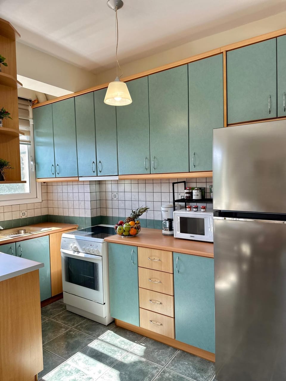 Coffee/tea facilities, oven, stove, toaster