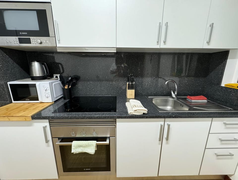 Coffee/tea facilities, Kitchen or kitchenette, stove