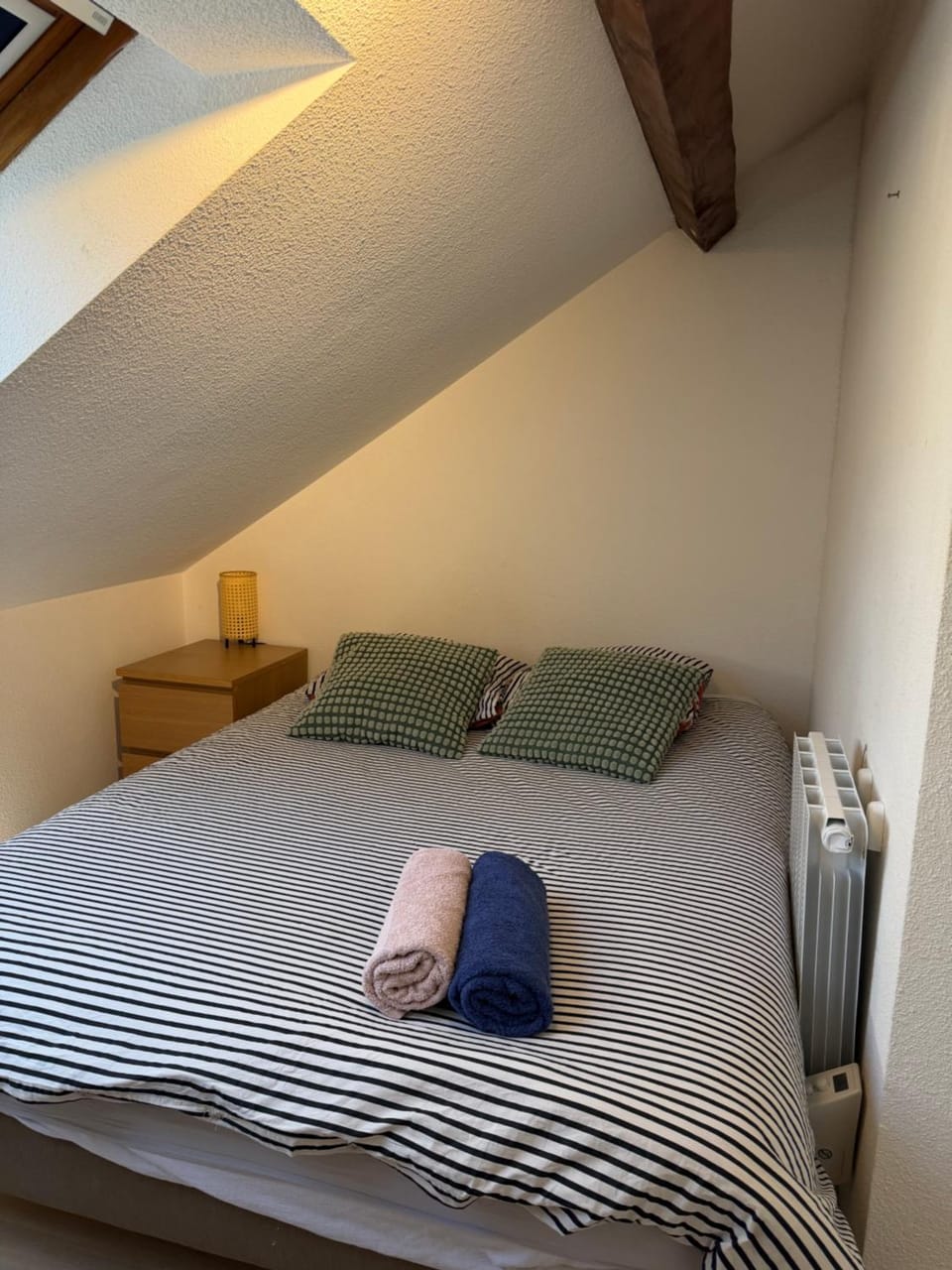 Bed, Photo of the whole room, towels