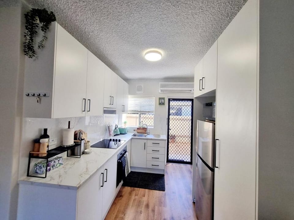 Coffee/tea facilities, Kitchen or kitchenette, oven, stove, toaster
