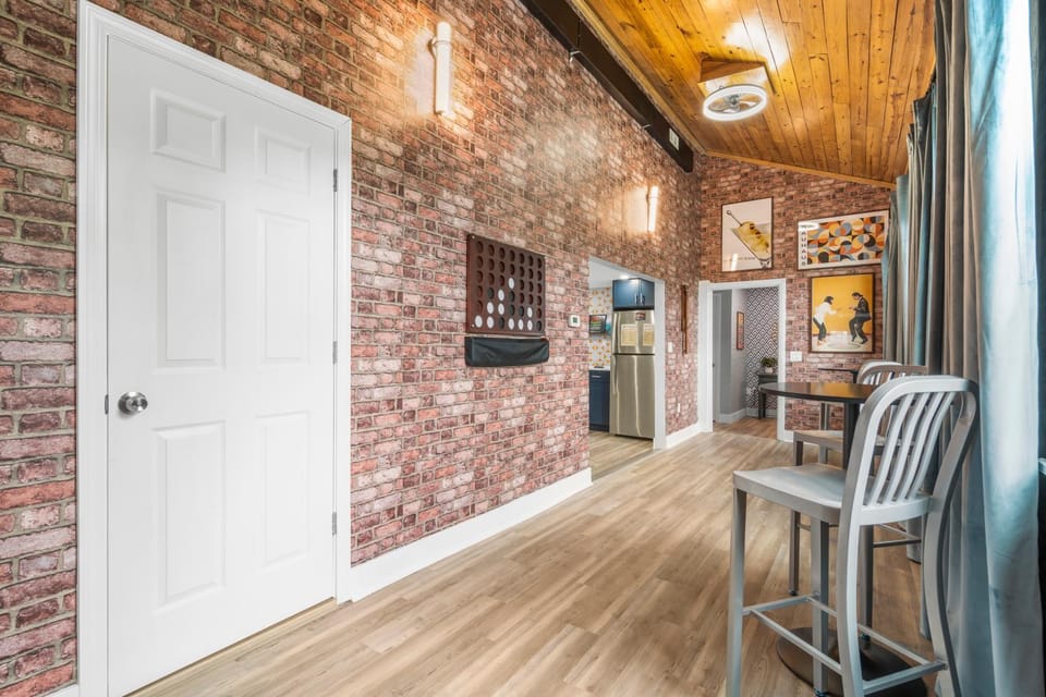 Walk to Mohegan! Modern 3BR Home Getaway House in Norwich