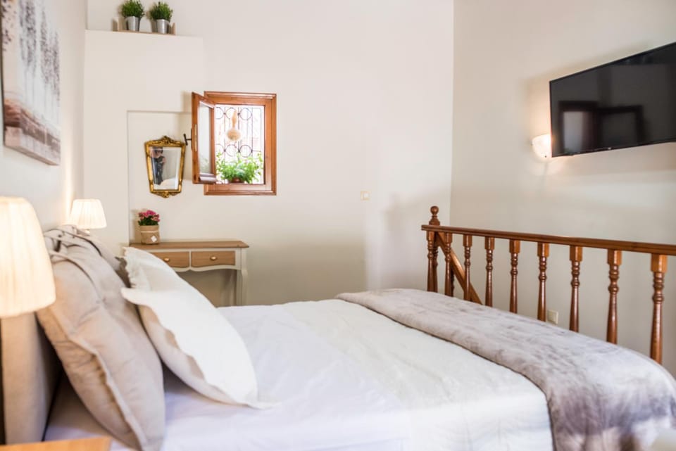 Bed, TV and multimedia, Photo of the whole room, Bedroom