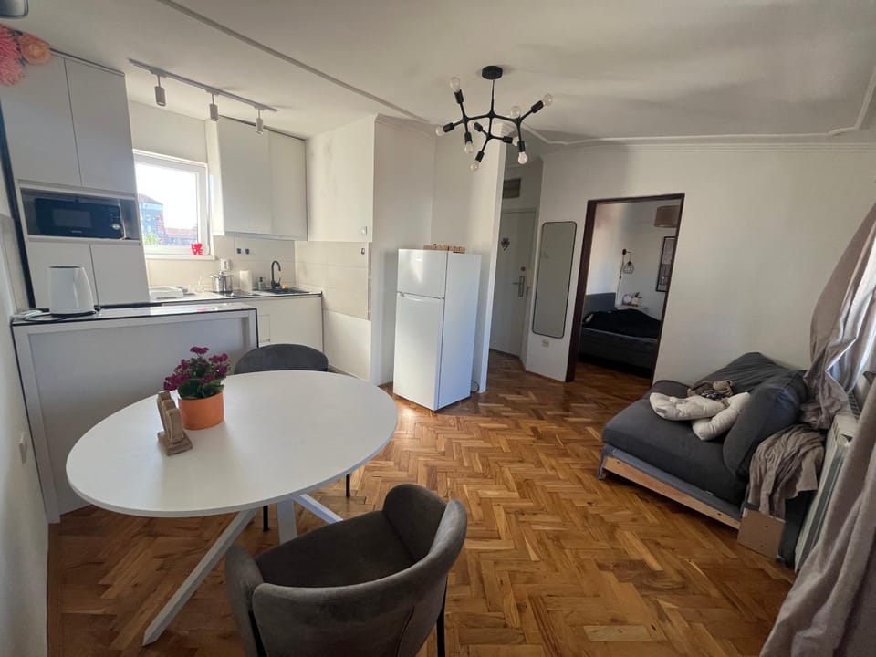 Kitchen or kitchenette, Living room, Seating area, Dining area