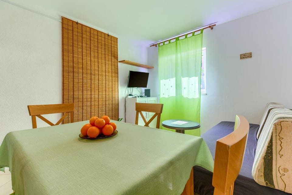 TV and multimedia, Seating area, Dining area