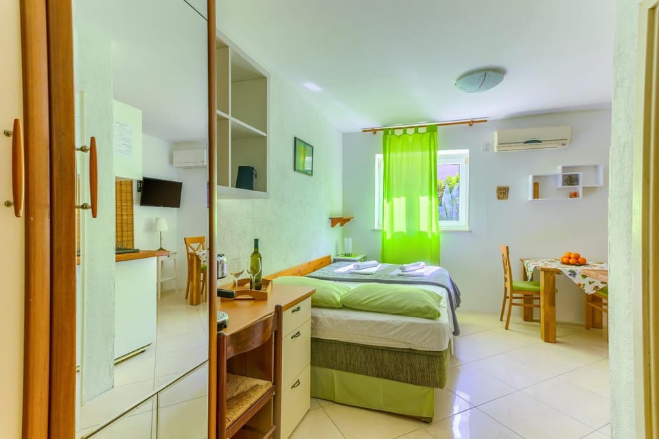 Bed, TV and multimedia, Seating area, wardrobe